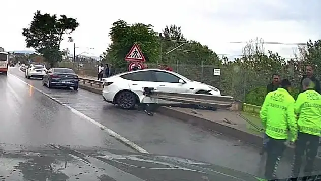 Kontrolden çıkan Tesla bariyere saplandı