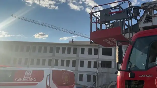 Alacaklarını alamayan işçiler çatıya çıktı