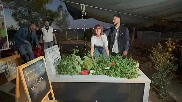 Cezaevinden tahliye edildiler, Narin'in mezarı başına geldiler
