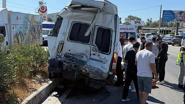 Milas'ta minibüs ile çekici çarpıştı 1 ölü, 10 yaralı