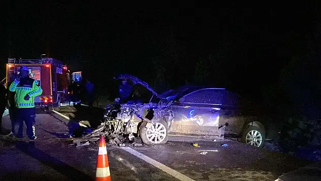 İki otomobil çarpıştı 1 ölü, 1'i AK Parti'li milletvekili 4 yaralı