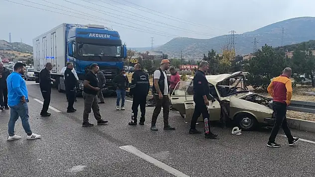 2 otomobil ile TIR çarpıştı: 2 ölü, 3 yaralı