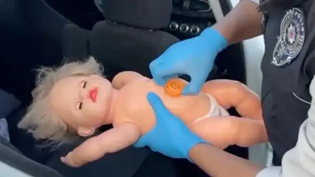 Oyuncak bebek içerisinden uyuşturucu!