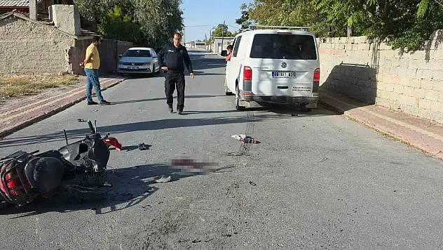 Kamyonet ile motosiklet çarpıştı: Anne ve iki çocuğu ağır yaralı