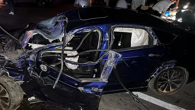 Otomobil, TIR'a arkadan çarptı: 1'i ağır, 5 yaralı