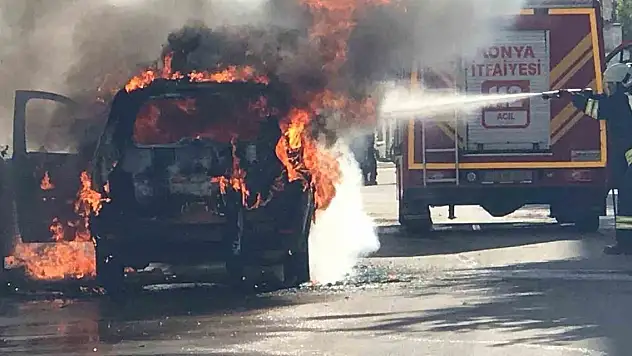 Konya'da park halindeki taksi yandı