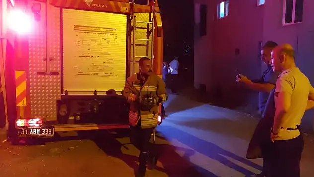 Reklam panosunda mahsur kaldı