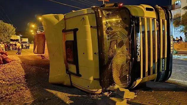 Arızalanan tırdan aşağı indi, hayatını kaybetti