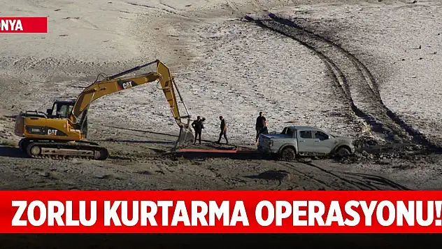 Meke Gölü'nde zorlu kurtarma operasyonu! Ekskavatörle 2 saatte çıkarıldı