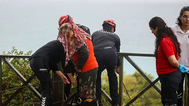 Falezlerden kurtarıldı, gazetecilere saldırdı