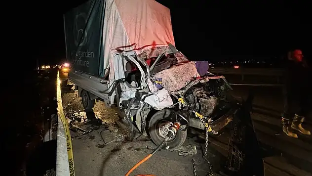 Kamyonet kamyona arkadan çarptı: 1 ölü, 1 ağır yaralı