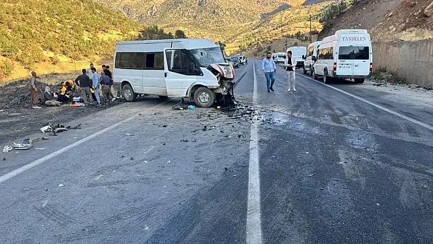 Yolcu minibüsü ile hafif ticari araç çarpıştı: 11 yaralı
