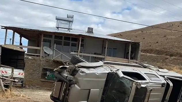 Yağış nedeniyle yoldan çıkan kamyonet takla attı: 1 ölü, 1 yaralı