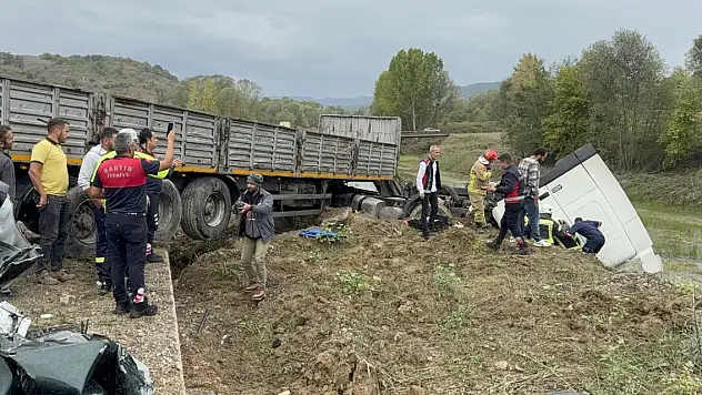 Karşı şeride geçen TIR'la çarpışan otomobildeki çift öldü