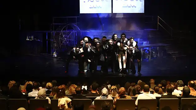 V. Frank'a Konyalı tiyatorseverlerden yoğun ilgi