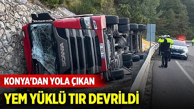 Konya'dan yola çıkan yem yüklü tır devrildi