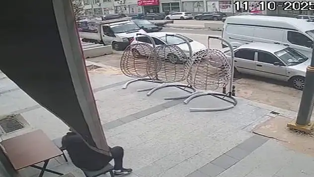 Otomobil yaşlı adama çarptı!