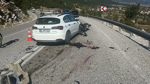 Otomobil ile motosiklet çarpıştı 1 ölü, 1 yaralı