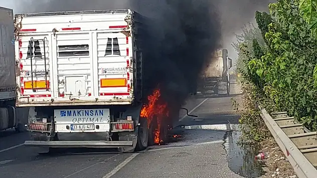 Seyir halindeki tır alev aldı