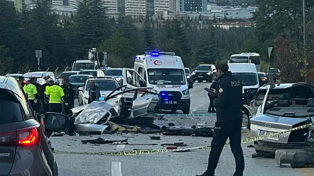 İki otomobil çarpıştı: 1 ölü, 2 yaralı