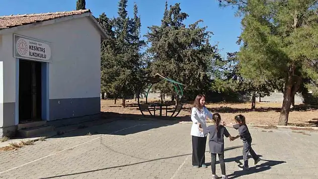 Bu okulda iki öğrenci, bir öğretmen var