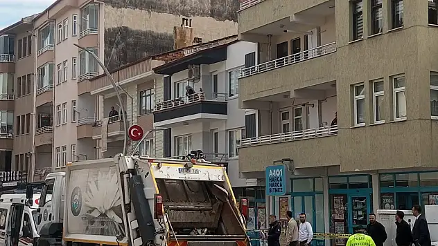 Çöp kamyonunun altında kalan yaya öldü