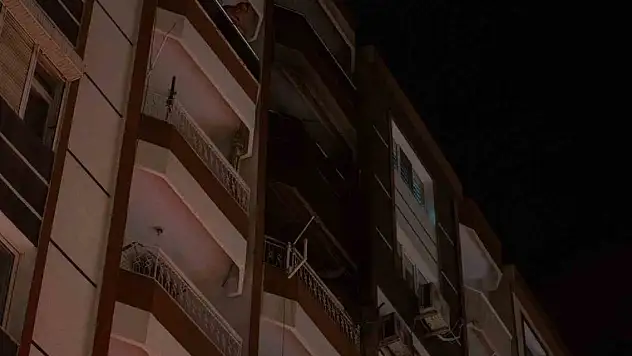 Kendisinden şikayetçi olan eşine kızıp evi ateşe verdi