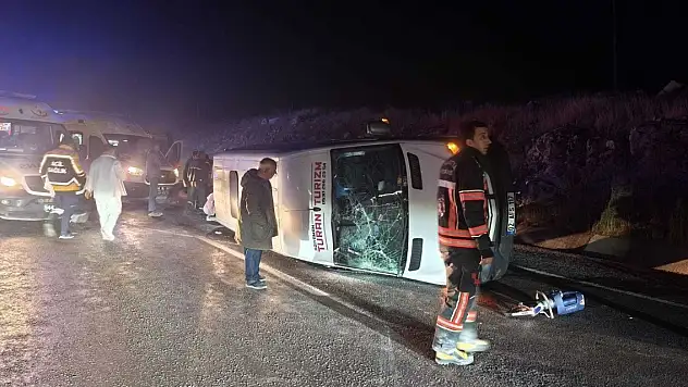 Malatya'da minibüs ile hafif ticari araç çarpıştı: 13'ü öğrenci, 14 yaralı