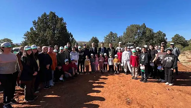 Konya Bozkır'da öğrenciler fidan dikti
