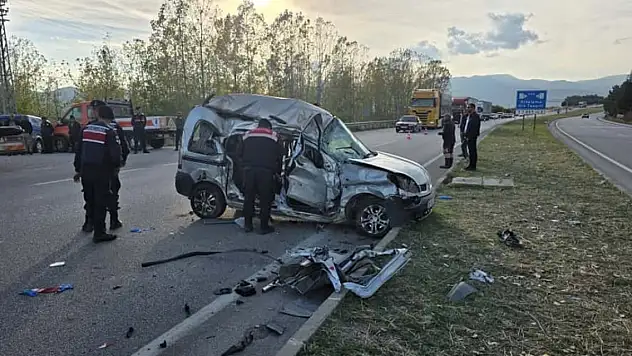 Kamyonla çarpışan hafif ticari araçtaki 4 kişi öldü! Kimlikleri belli oldu