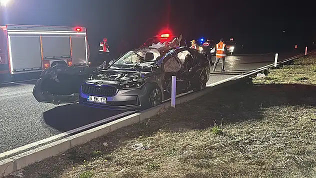 Otomobil, kavşakta bekleyen kamyona çarptı 1 ölü, 1 yaralı