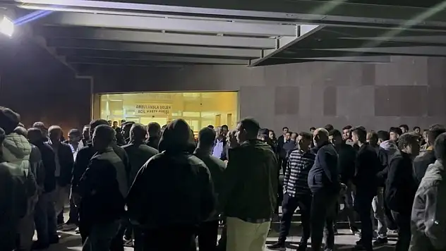 Göçük altında hayatını kaybeden iki kardeşin yakınları hastaneye akın etti