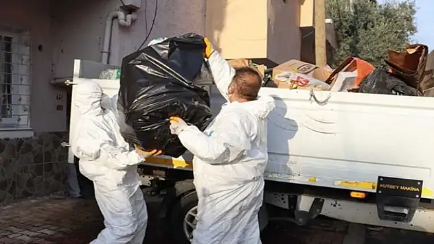 Zihinsel engelli kadın, çöp evde 1 ay önce ölen annesinin cesediyle yaşamış