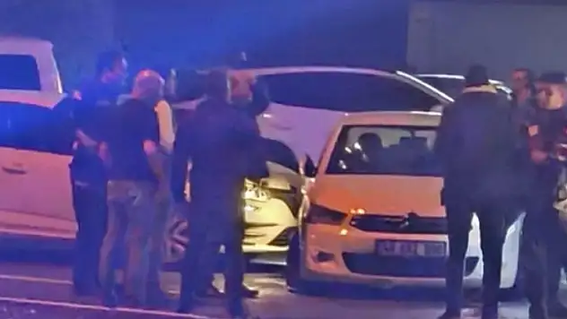 Araç gasbetti, 2 kişiyi öldürüp polisleri yaraladı