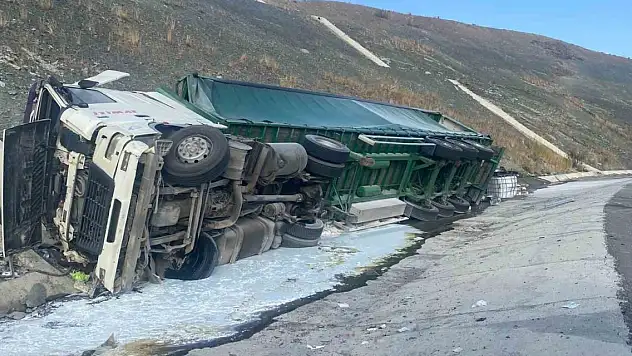 Konya'da tır devrildi
