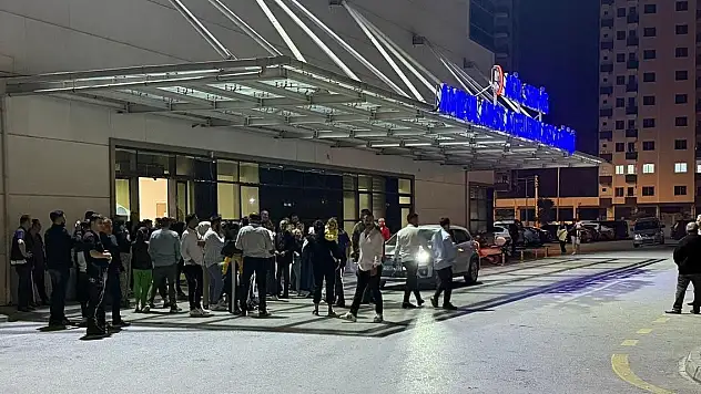 Düğün salonu önünde çıkan tartışma silahlı kavgaya dönüştü: 5 yaralı