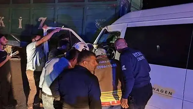 İşçileri taşıyan servis minibüsü traktörün römorkuna çarptı: 14 yaralı