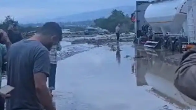 Otoyol çöktü, yolları su bastı, denizde hortum çıktı