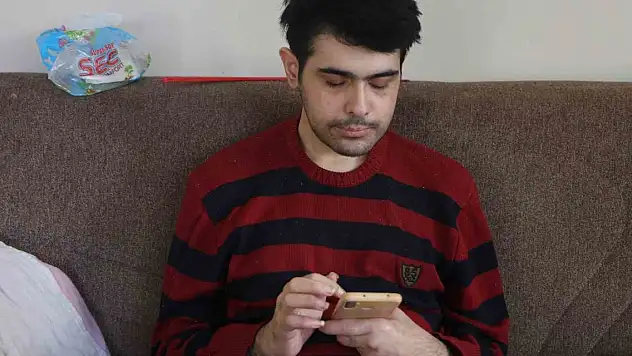 Telefon bağımlısı genç: 24 saat bakabilirim