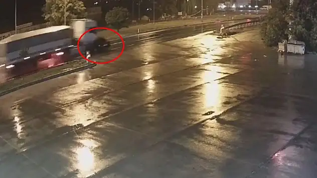 TIR'ın otomobile çarptığı kaza kamerada: 1 ölü, 1 yaralı