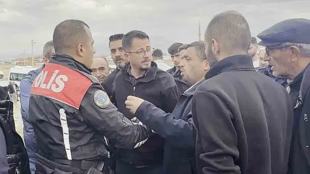 Polis cenazesi sırasında konvoya saldırı