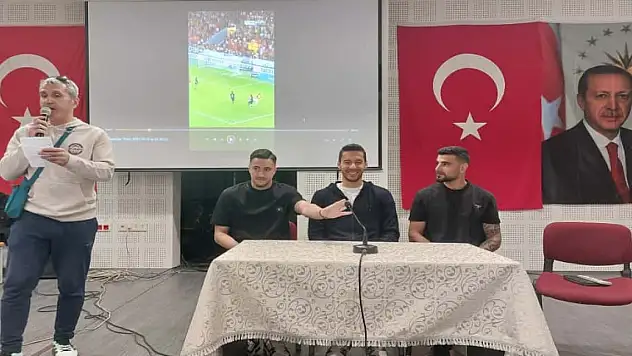 Konyasporlu futbolcular Konya Lisesi'nde öğrencilerle buluştu