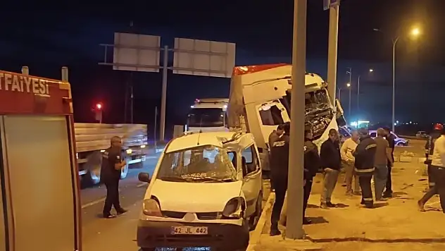 Konya'da tır ile hafif ticari araç çarpıştı: 2 yaralı