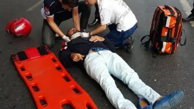 Yayaya çarpan motosikletli sürücü yaralandı