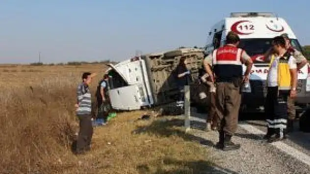 Mültecileri taşıyan minibüs kaza yaptı: 17 yaralı