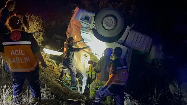 Tır şarampole devrildi: 1 ölü, 1 yaralı