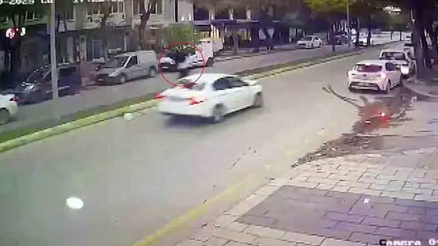 Otomobilin çarptığı kadın metrelerce savrularak öldü