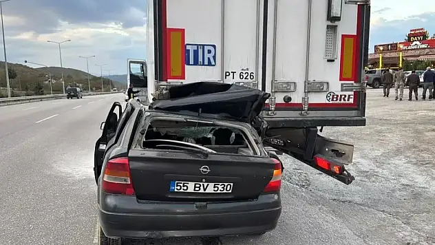 Otomobil tırın altına girdi: Sürücünün kimliği otopside belirlendi