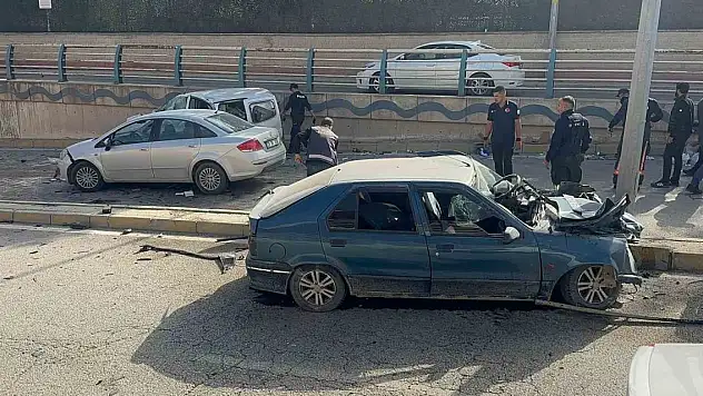 Zincirleme trafik kazası: 1 ölü, 4 yaralı