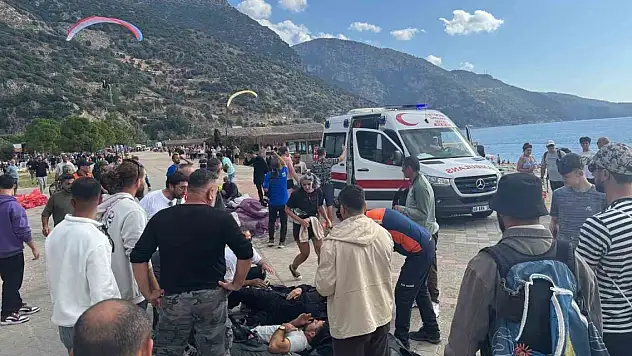 Yamaç paraşütleri havada çarpıştı: 3 kişi yaralandı